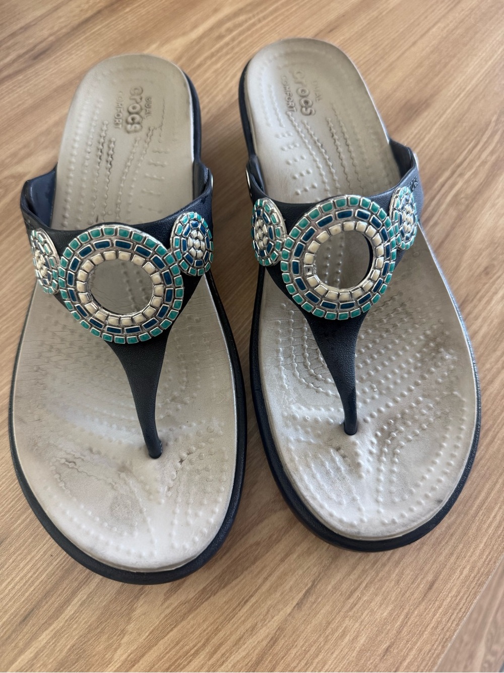 Crocs Comfort Thong Flip Flops Black Jeweled Mosaic Sandals Women’s Size 8